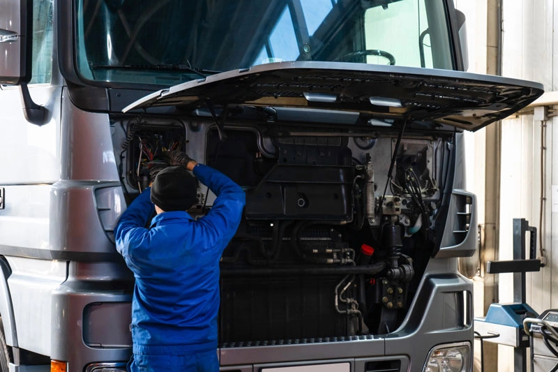 Mechaniker repariert einen LKW in der Meel & Bauer Werkstatt Karlsruhe – professionelle LKW-Reparatur und Wartung